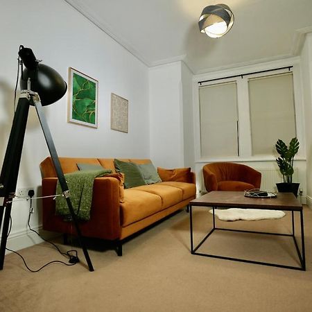 Spacious Two-Bedrooms House, Private Parking, Contractors, Relocators オックスフォード エクステリア 写真