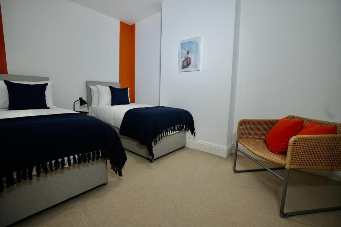 Spacious Two-Bedrooms House, Private Parking, Contractors, Relocators オックスフォード エクステリア 写真