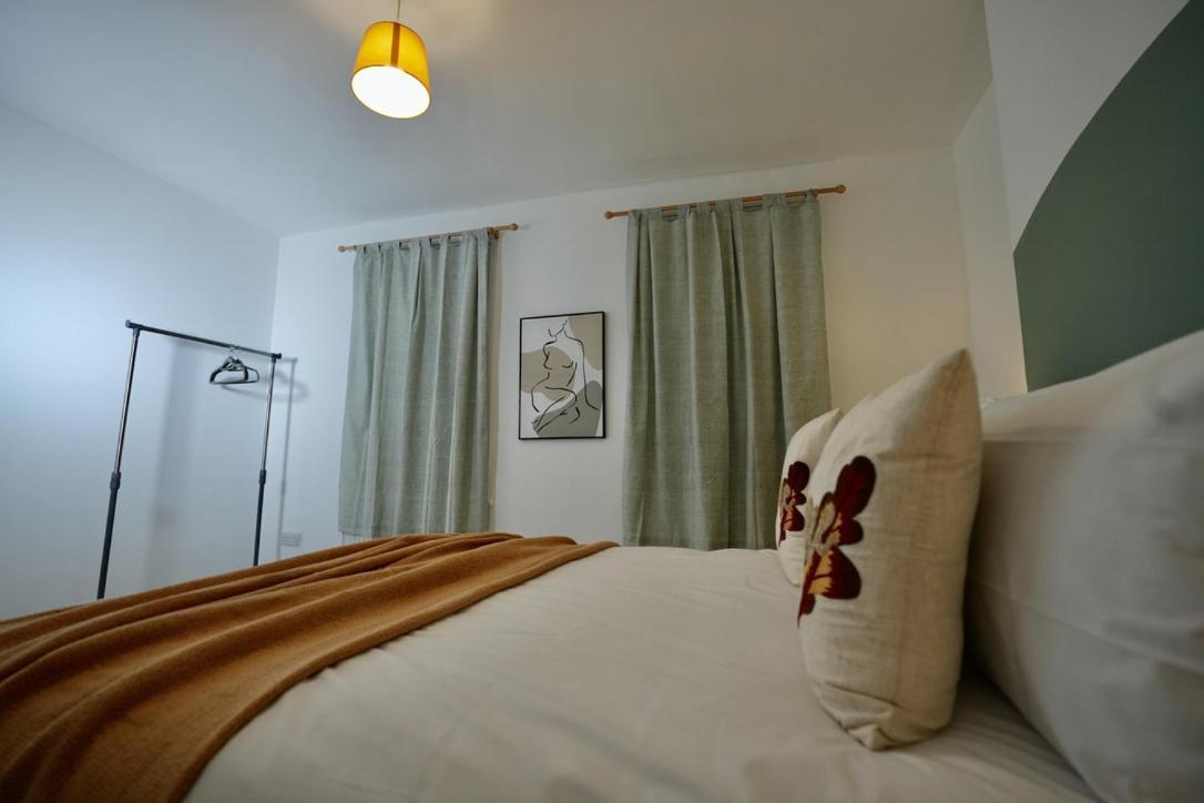 Spacious Two-Bedrooms House, Private Parking, Contractors, Relocators オックスフォード エクステリア 写真