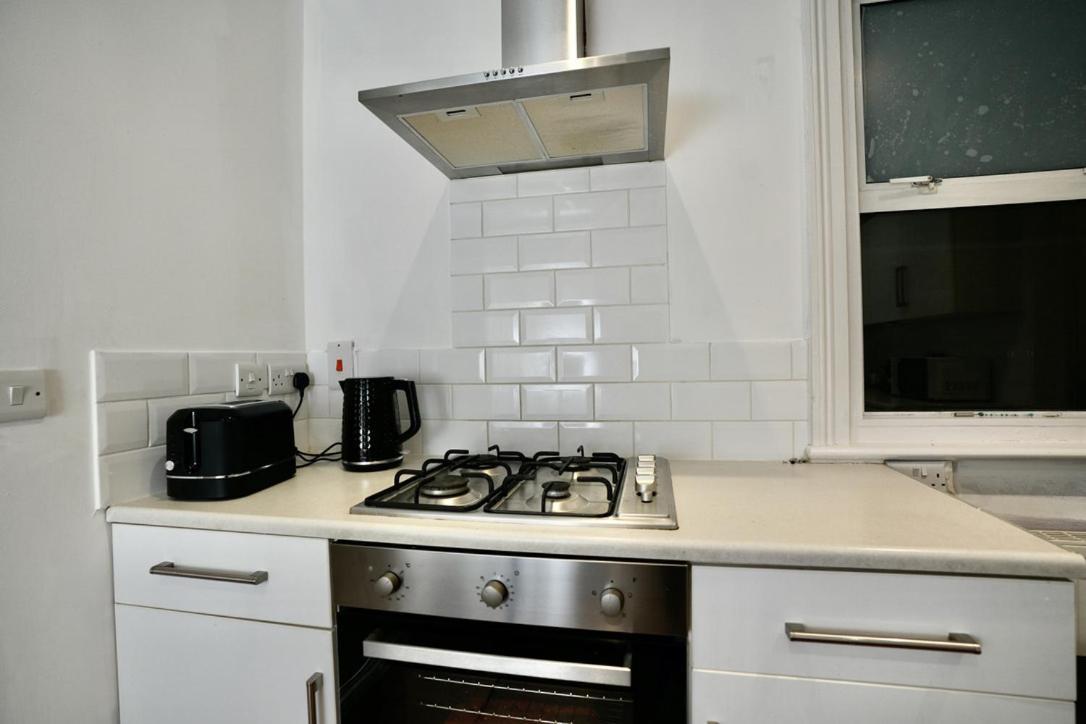 Spacious Two-Bedrooms House, Private Parking, Contractors, Relocators オックスフォード エクステリア 写真